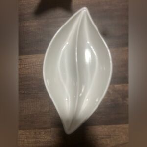 HBElegant Leaf-Shaped White Ceramic Dish